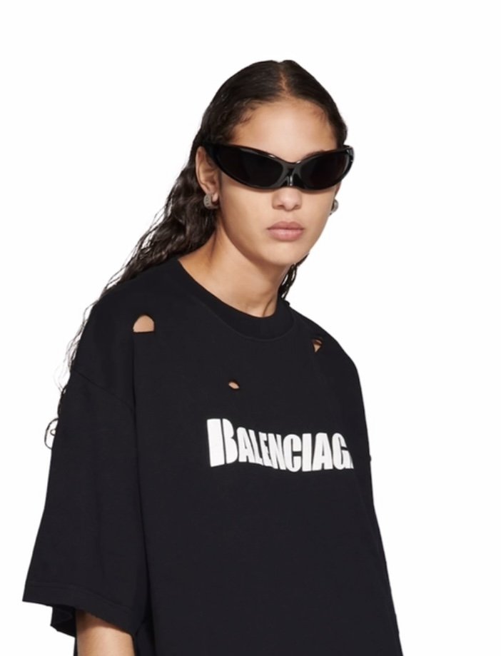 futbolka-balenciaga-destroyed-boxy-fit-chernaya3_m10338210