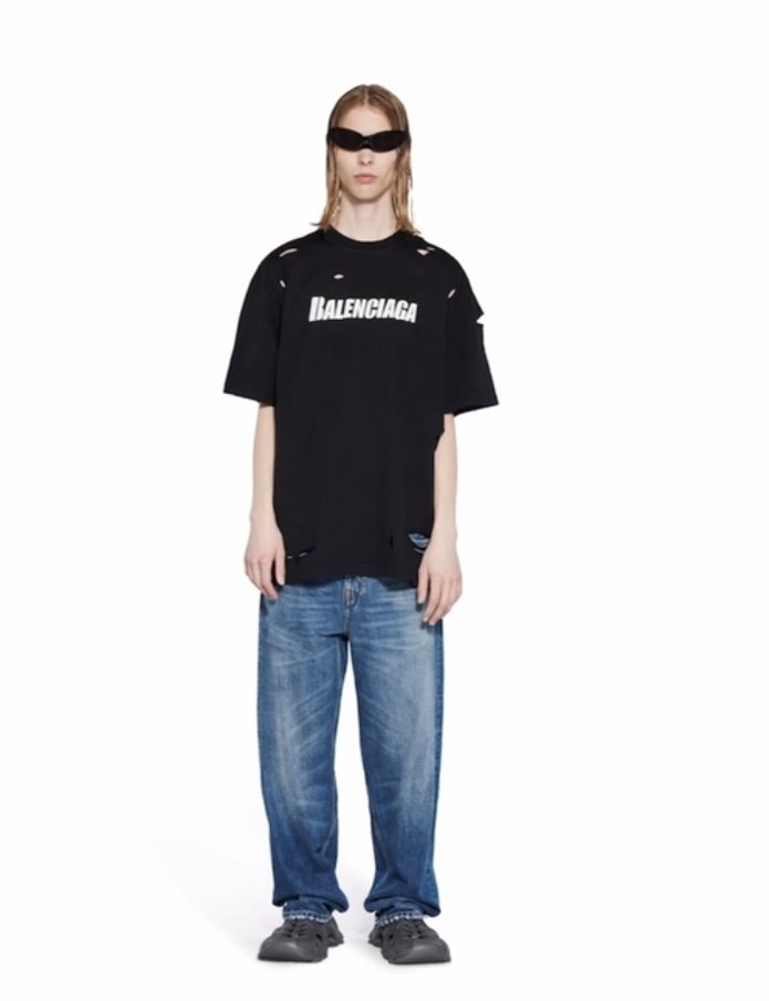 futbolka-balenciaga-destroyed-boxy-fit-chernaya4_m10338210