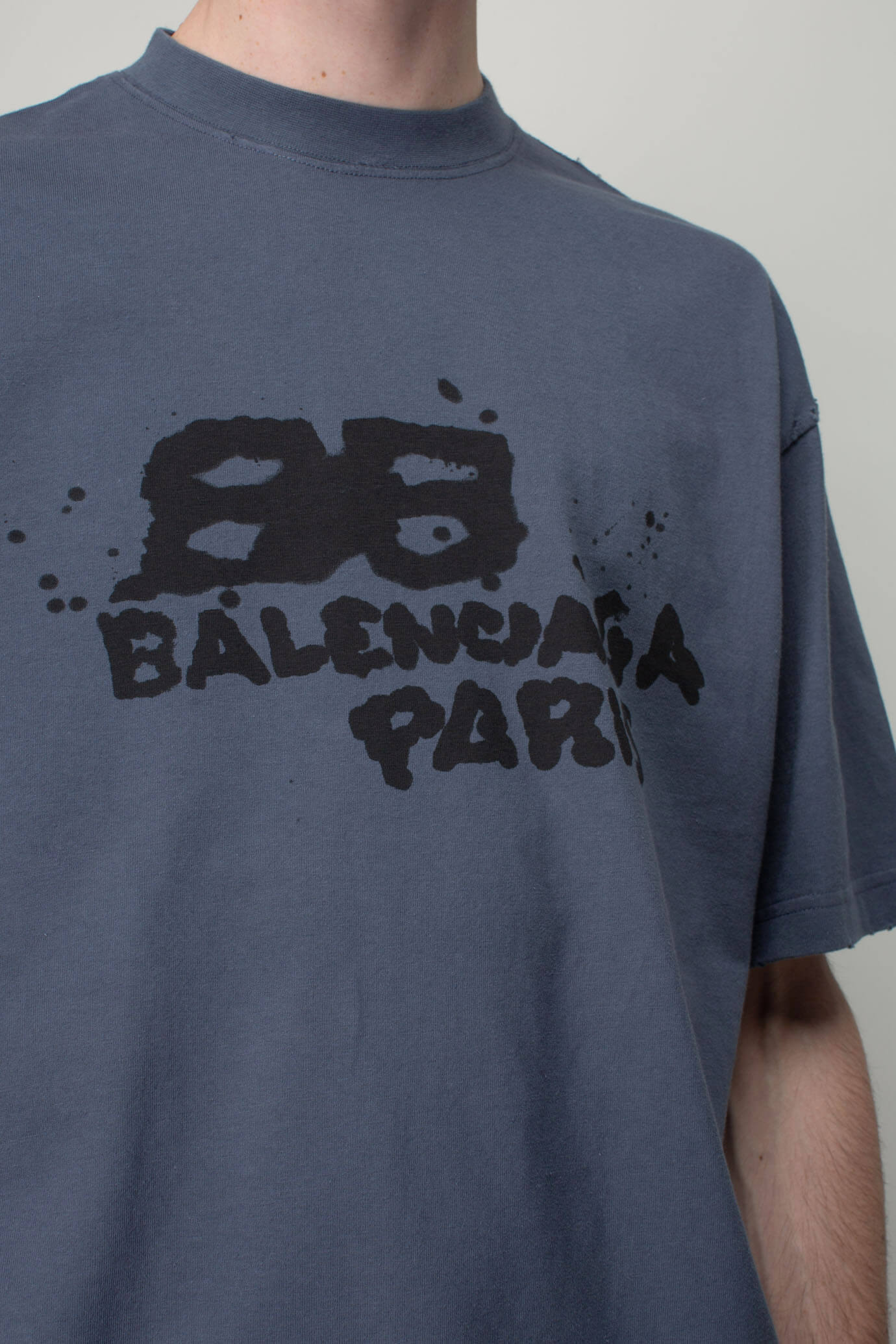 futbolka-vetements-balenciaga-sinyaya2_m10322050