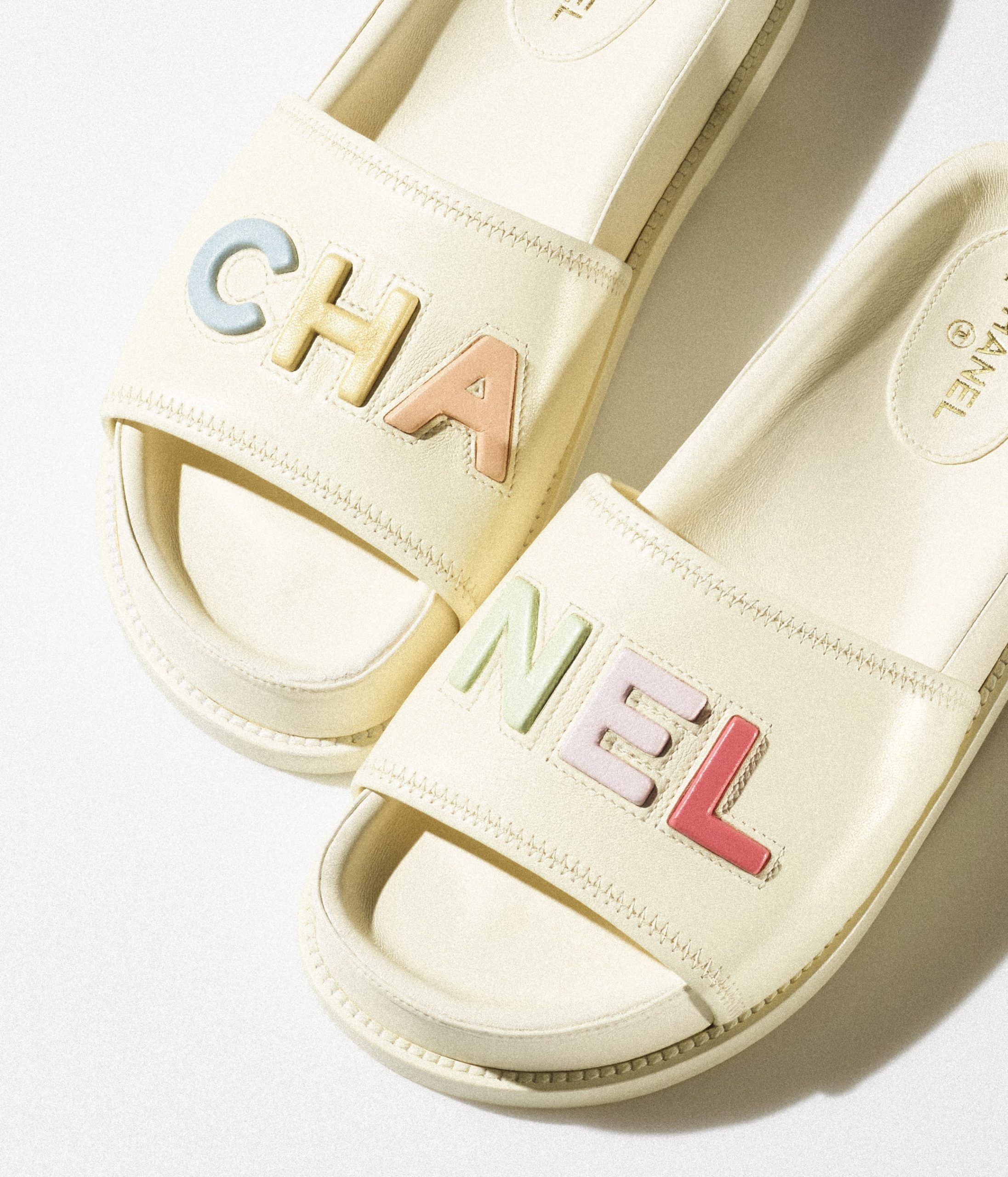 shlepanczy-chanel-belye1_f10235450-scaled