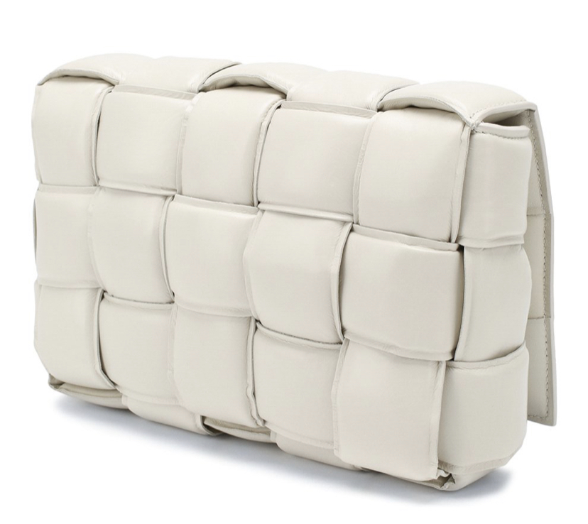 sumka-bottega-veneta-padded-cassette-belaya2_n10110760