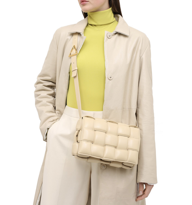 sumka-bottega-veneta-padded-cassette-kremovaya2_n10113490