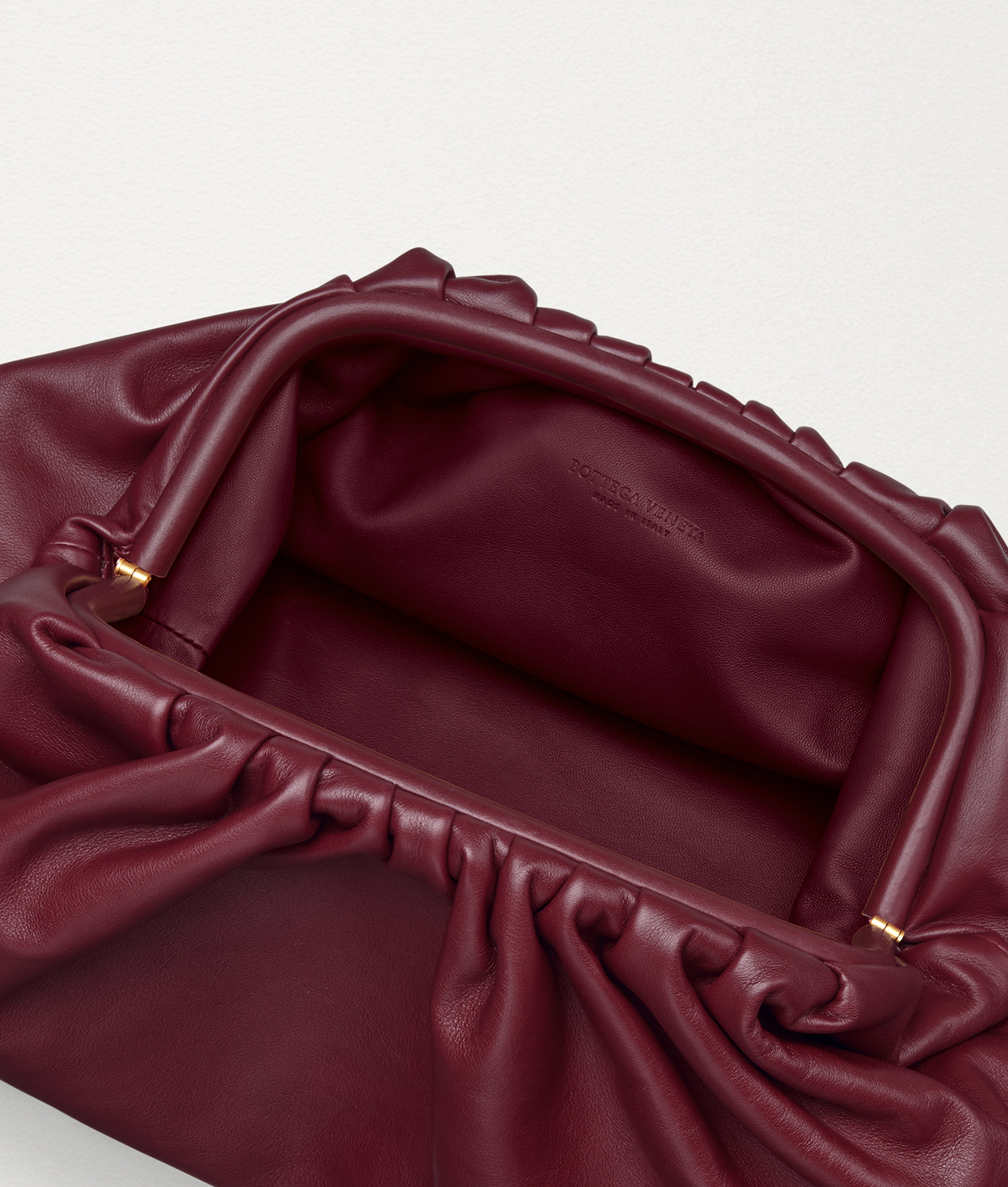 sumka-bottega-veneta-pouch3_n1039330