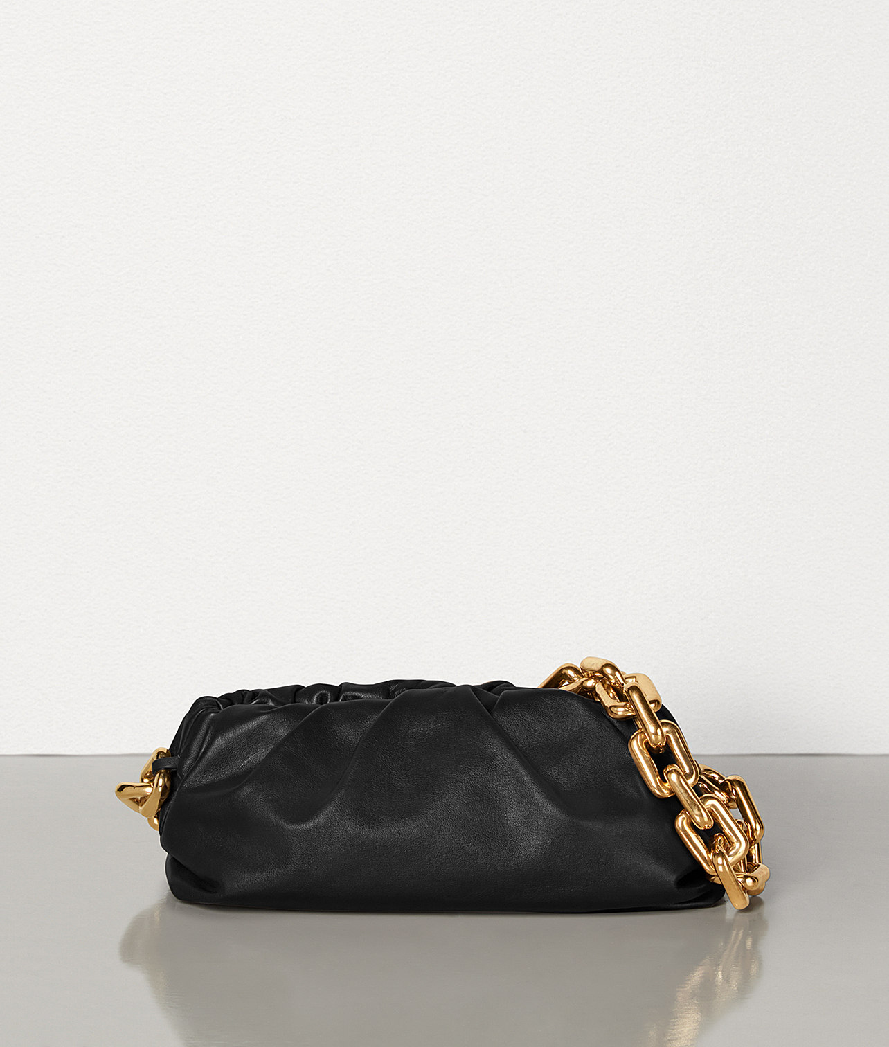 sumka-bottega-veneta-the-chain-pouch-chernaya1_n1035050