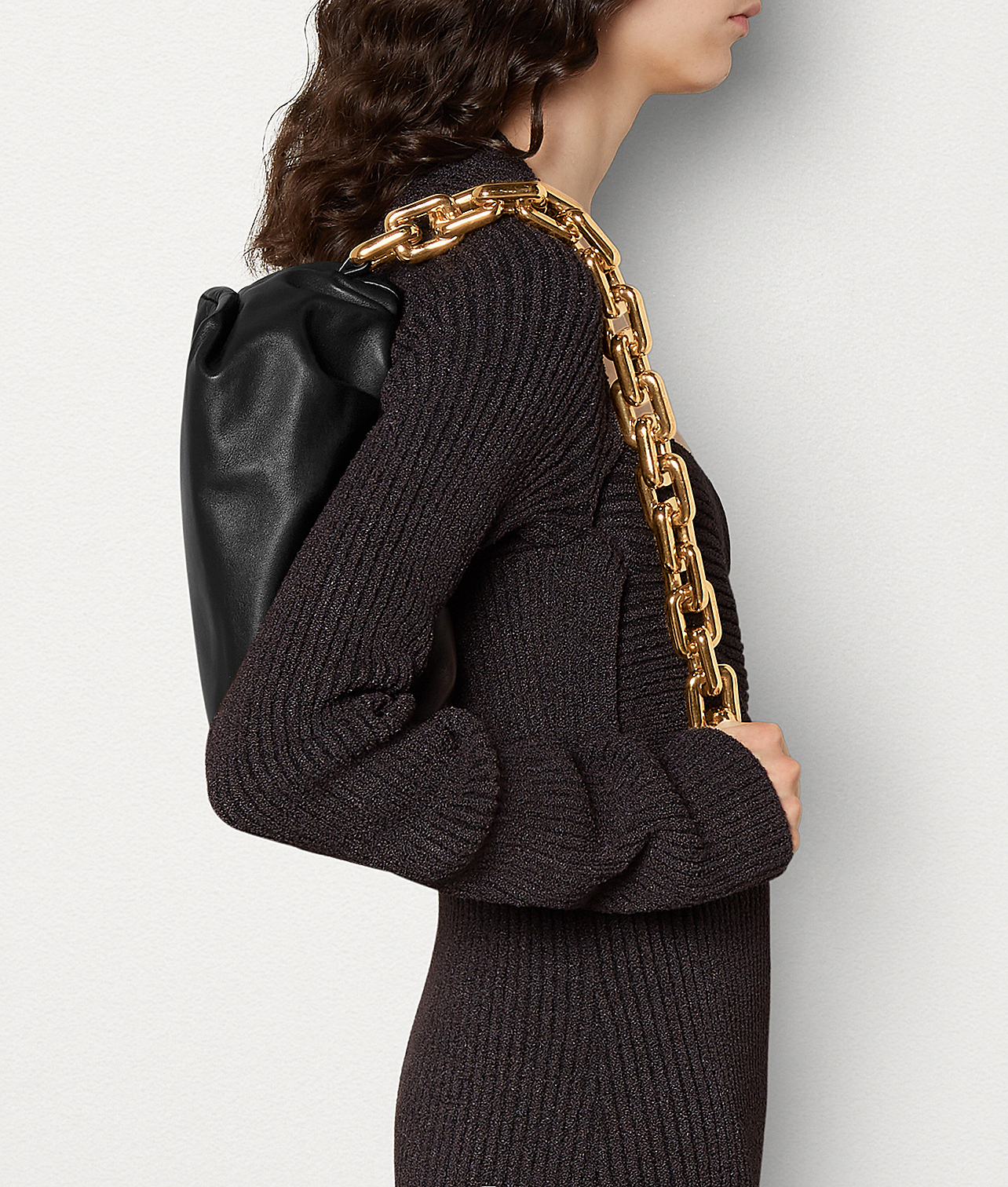 sumka-bottega-veneta-the-chain-pouch-chernaya2_n1035050