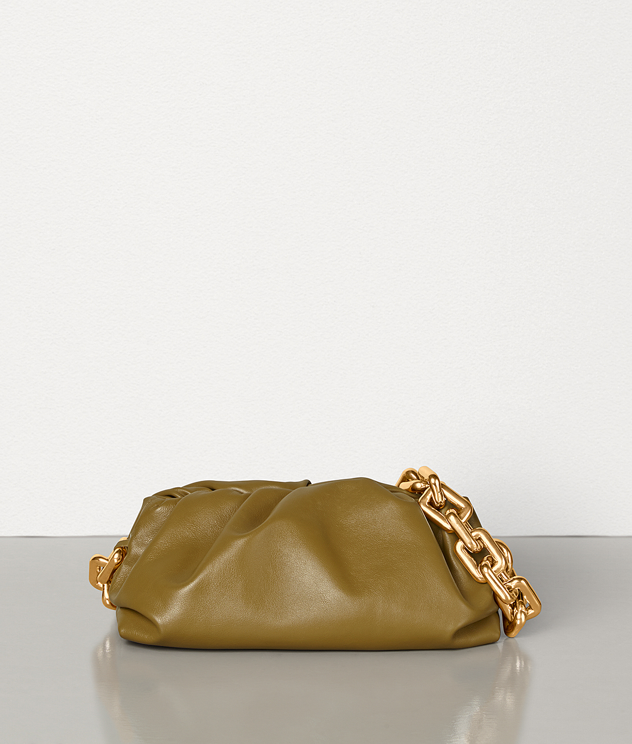sumka-bottega-veneta-the-chain-pouch-korichnevo-bezhevaya1_n1034980
