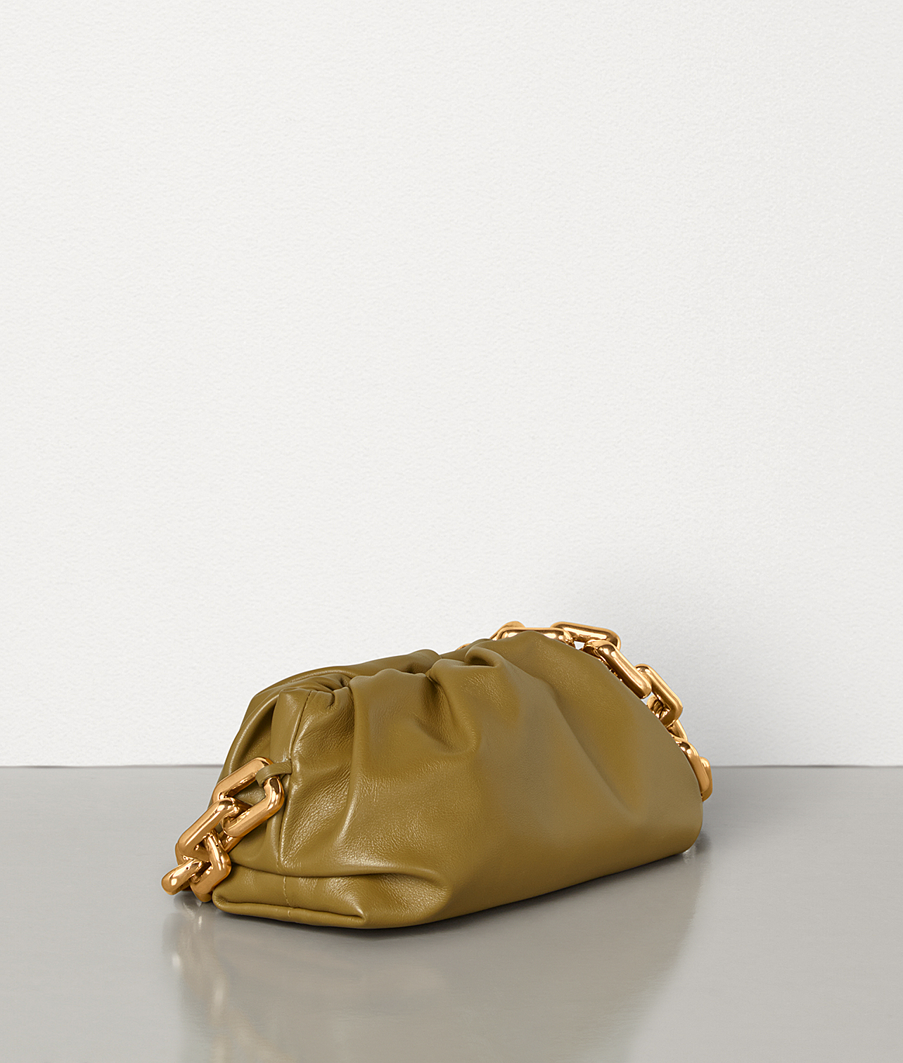 sumka-bottega-veneta-the-chain-pouch-korichnevo-bezhevaya2_n1034980