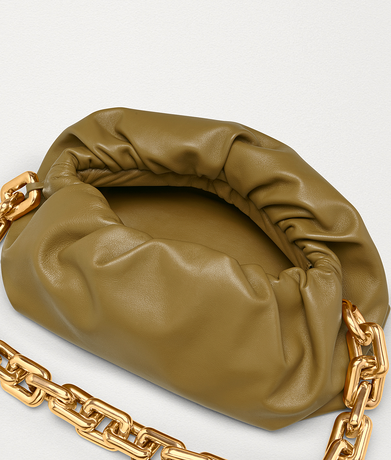 sumka-bottega-veneta-the-chain-pouch-korichnevo-bezhevaya3_n1034980