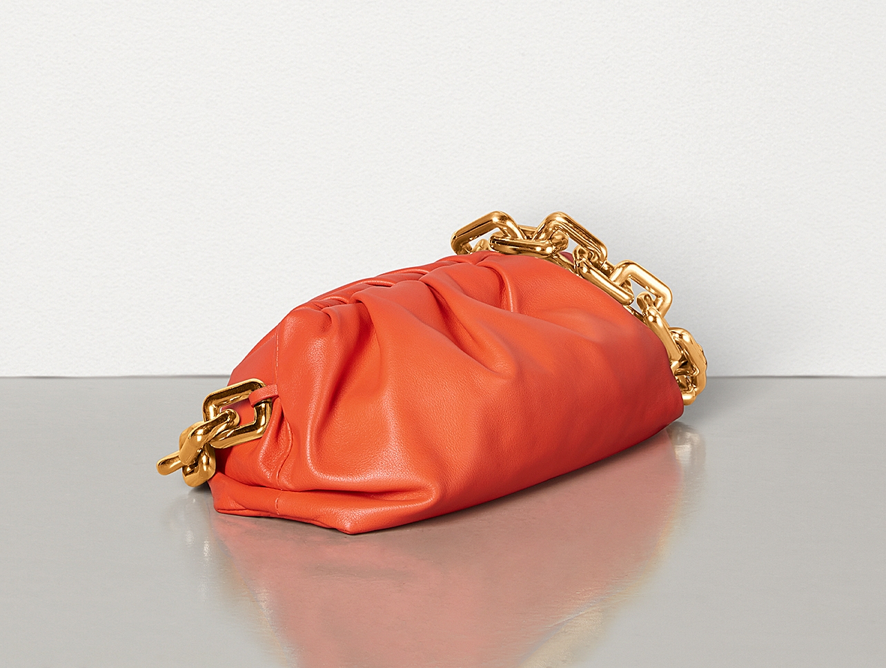 sumka-bottega-veneta-the-chain-pouch-oranzhevaya2_n1033420
