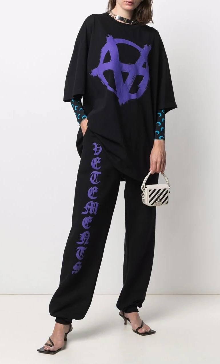 Джинсы-Vetements-Anarchy-Logo-Черные1_F10405210-1.jpeg