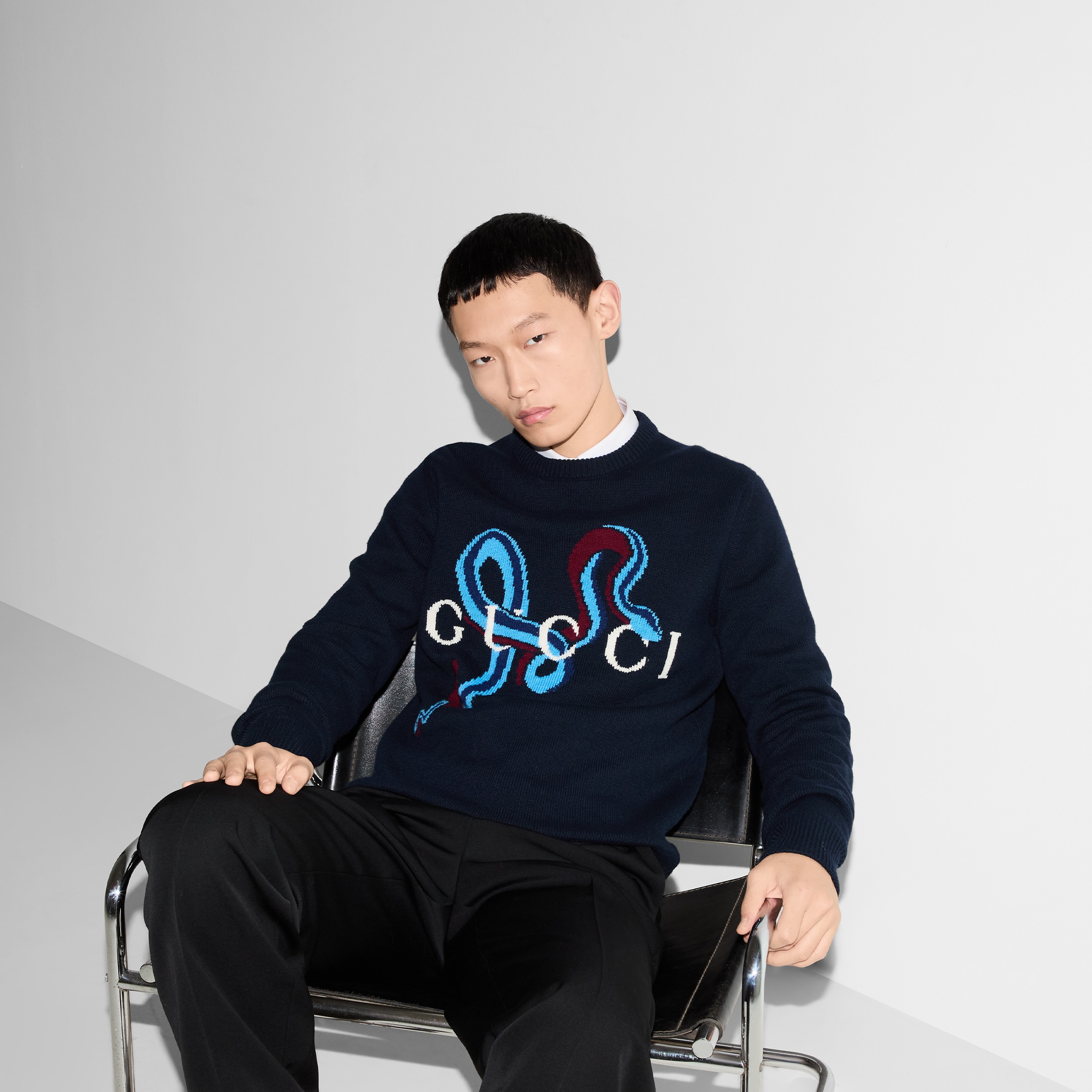 Свитшот-Gucci-Cruise-2025-Темно-синий5_M10436880-1.jpeg